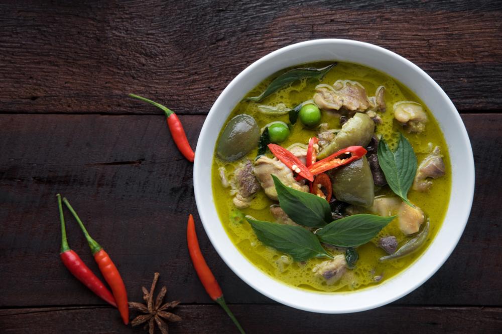 Curry thaï : quelles différences entre le curry rouge, vert et jaune ?